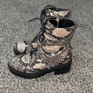 Snake boots fits 7/7.5